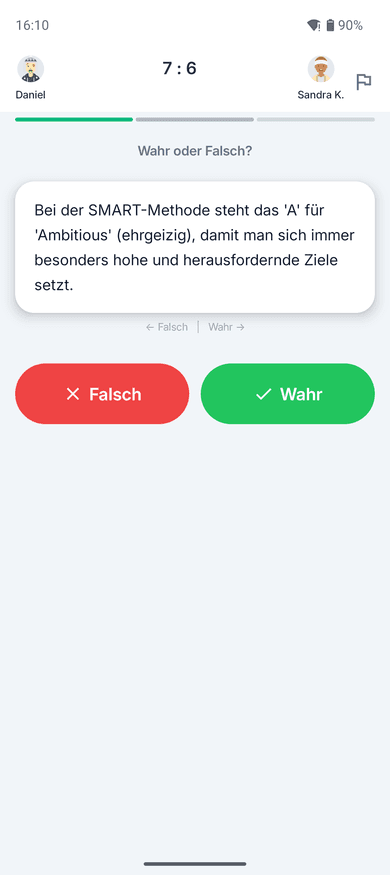 App-Screenshot auf dem Handy: Wahr-oder-Falsch-Frage zur SMART-Methode, darüber der Spielstand 7:6 zwischen Daniel und Sandra K. und ein Fortschrittsbalken für die drei Fragen der Runde