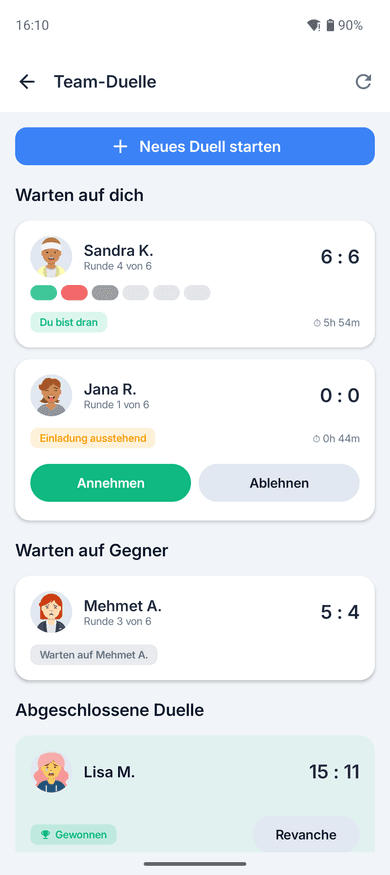 App-Screenshot: Übersicht der Team-Duelle – getrennt nach „Warten auf dich“ und „Warten auf Gegner“, mit Zwischenstand, Runde und Restzeit je Partie