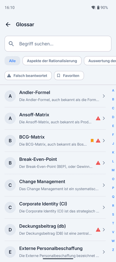 App-Screenshot auf dem Handy: die Glossarliste mit Suchfeld und den Filtern für falsch beantwortete Begriffe und Favoriten; bei Ansoff-Matrix, BCG-Matrix, Break-Even-Point und Deckungsbeitrag steht ein rotes Warndreieck für falsch beantwortete Fragen