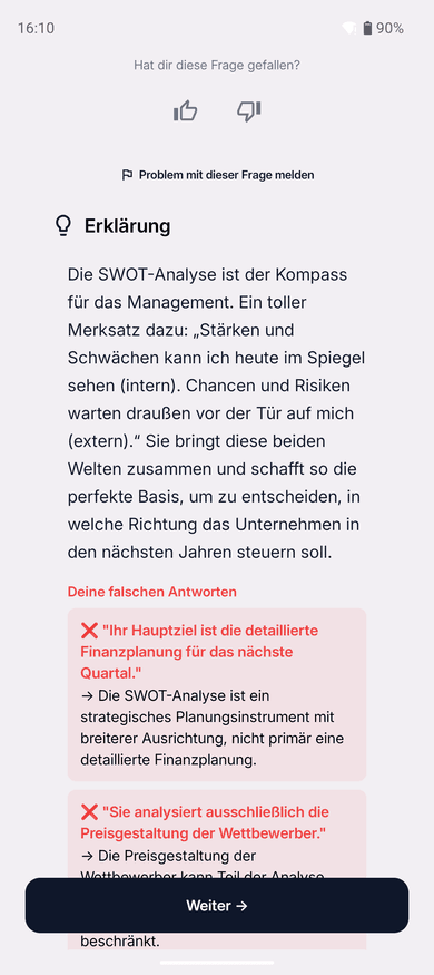 App-Screenshot auf dem Handy: Erklärung zur SWOT-Analyse mit Merksatz, darunter der rot hinterlegte Abschnitt „Deine falschen Antworten“ mit je einer Begründung pro angekreuzter Option