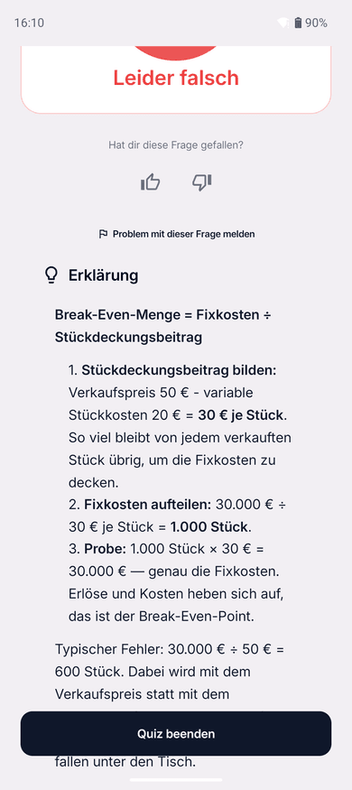 App-Screenshot auf dem Handy: nach „Leider falsch“ steht die Formel Break-Even-Menge = Fixkosten ÷ Stückdeckungsbeitrag, darunter die Rechnung in drei nummerierten Schritten mit Probe
