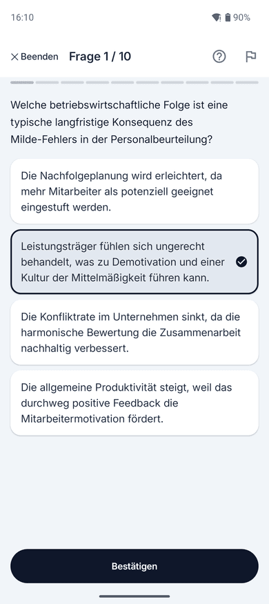 App-Screenshot auf dem Handy: Frage 1 von 10 aus Führung und Zusammenarbeit nach der typischen langfristigen Folge des Milde-Fehlers in der Personalbeurteilung, mit vier Antwortmöglichkeiten und ausgewählter Antwort zu Demotivation der Leistungsträger