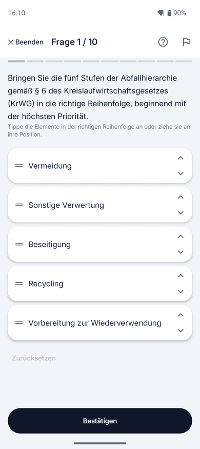 App-Screenshot auf dem Handy: Sortieraufgabe zum Thema Kreislaufwirtschaftsgesetz (KrWG) – „Bringen Sie die fünf Stufen der Abfallhierarchie gemäß § 6 des Kreislaufwirtschaftsgesetzes (KrWG) in die richtige…“