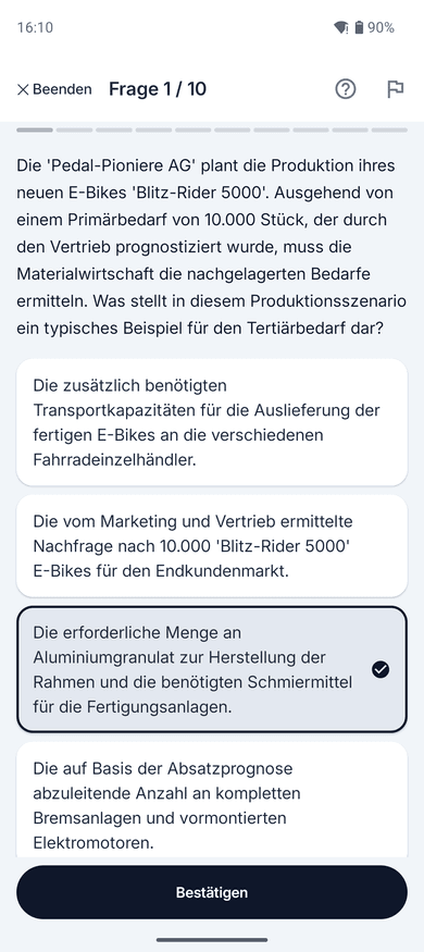 App-Screenshot auf dem Handy: Multiple-Choice-Frage zum Thema Bedarfsermittlung – „Die 'Pedal-Pioniere AG' plant die Produktion ihres neuen E-Bikes 'Blitz-Rider 5000'.“