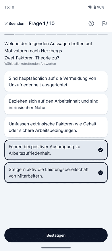 App-Screenshot: Frage mit Mehrfachauswahl zum Thema Motivatoren – „Welche der folgenden Aussagen treffen auf Motivatoren nach Herzbergs Zwei-Faktoren-Theorie zu?“