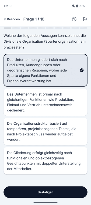 App-Screenshot auf dem Handy: Multiple-Choice-Frage zum Thema Divisionale Organisation – „Welche der folgenden Aussagen kennzeichnet die Divisionale Organisation (Spartenorganisation) am präzisesten?“