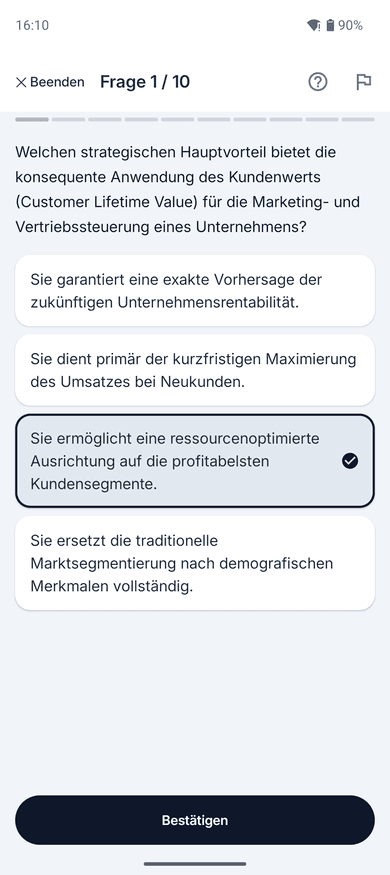 App-Screenshot auf dem Handy: Multiple-Choice-Frage zum Thema Kundenwert (Customer Lifetime Value) – „Welchen strategischen Hauptvorteil bietet die konsequente Anwendung des Kundenwerts (Customer Lifetime Value) für…“