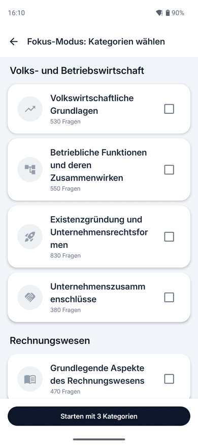 App-Screenshot auf dem Handy: Kategorienauswahl im Fokus-Modus mit den Kategorien aus Volks- und Betriebswirtschaft und der Anzahl Fragen je Kategorie
