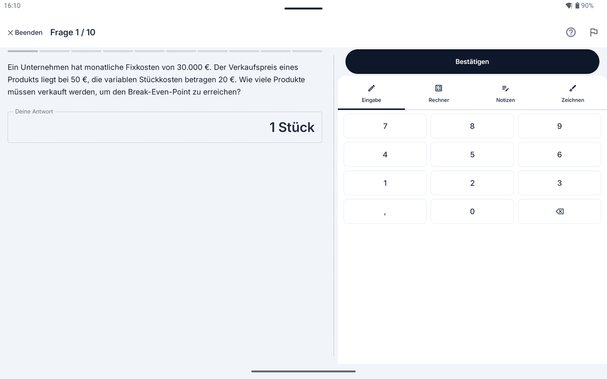 App-Screenshot im Querformat: dieselbe Rechenaufgabe – links die Aufgabe mit Antwortfeld, rechts Zahlenfeld, Rechner, Notizen und Zeichenfläche
