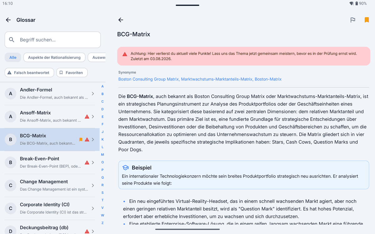App-Screenshot im Querformat: dasselbe Glossar, links die Begriffsliste mit hervorgehobenem Eintrag „BCG-Matrix“, rechts der vollständige Artikel