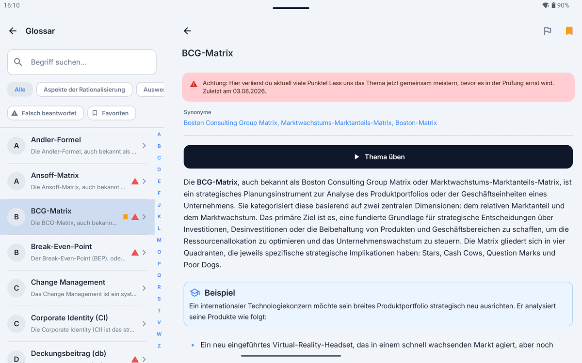 App-Screenshot im Querformat: Glossar im Zwei-Spalten-Layout – links die Begriffsliste mit dem hervorgehobenen Eintrag „BCG-Matrix“ und mehreren rot markierten Problemthemen, rechts der geöffnete Artikel