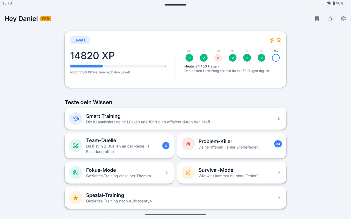 App-Screenshot auf dem Tablet im Querformat: die Startseite mit Level 8, 14820 XP, der Wochenübersicht der gelernten Tage und den Spielmodi Smart Training, Duelle, Problem-Killer, Fokus-Mode, Survival-Mode und Spezial-Training