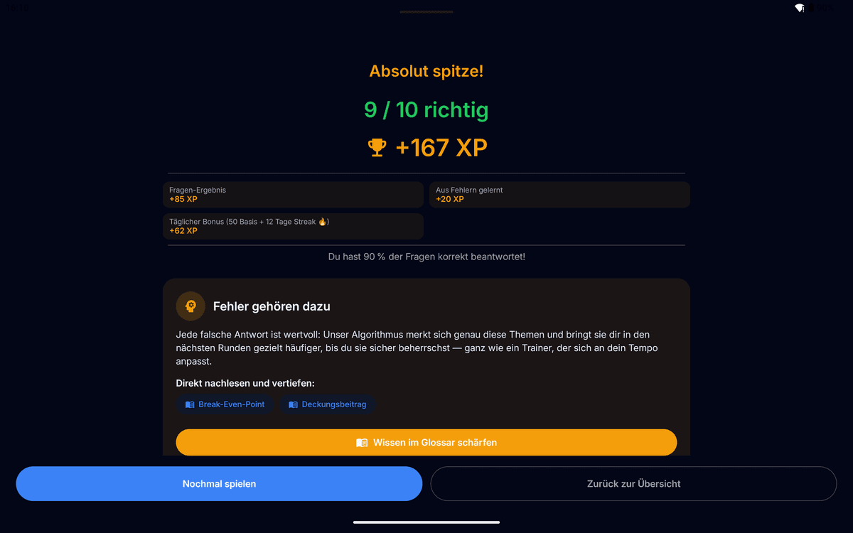 App-Screenshot im Querformat: Rundenergebnis mit 9 von 10 richtigen Antworten, XP-Aufschlüsselung und Verweisen in die betroffenen Glossar-Einträge