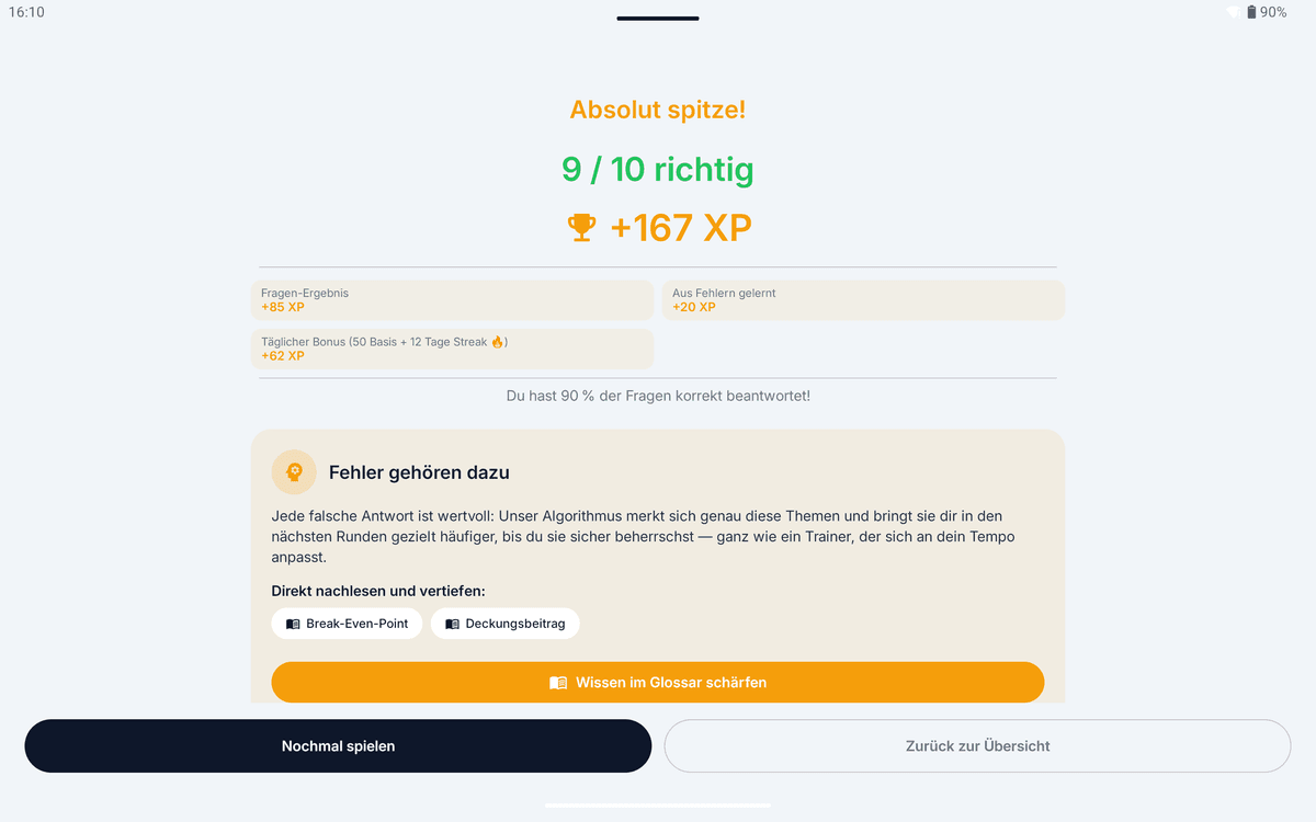 App-Screenshot im Querformat: Rundenergebnis mit 9 von 10 richtigen Antworten, XP-Aufschlüsselung und Verweisen in die betroffenen Glossar-Einträge