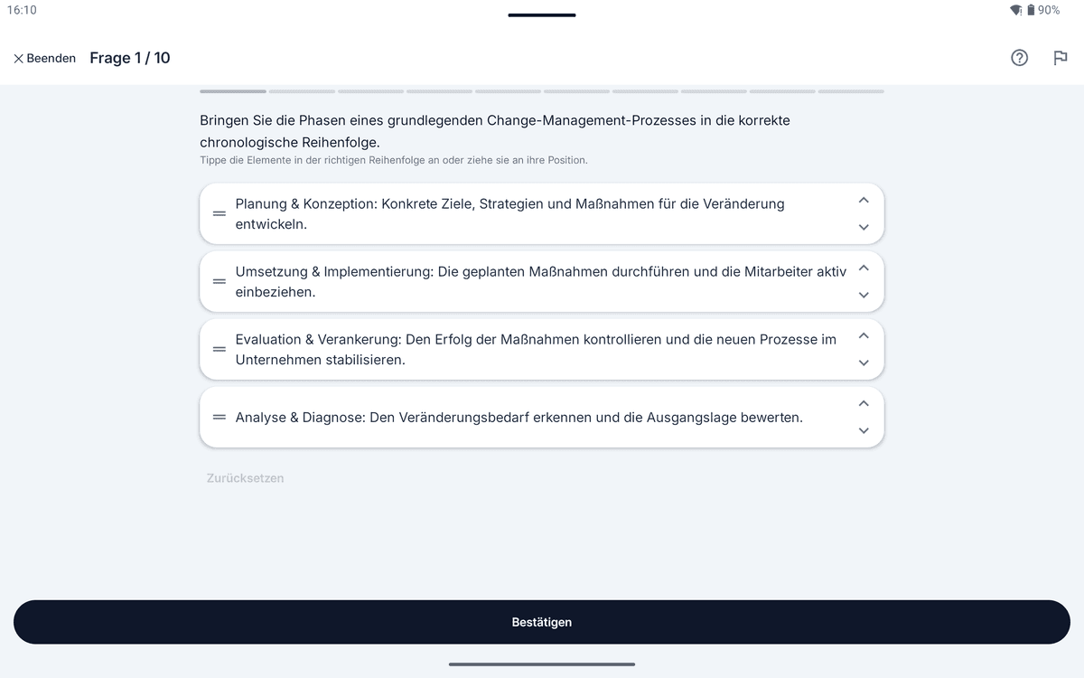 App-Screenshot auf dem Tablet: Sortieraufgabe zum Thema Change Management – „Bringen Sie die Phasen eines grundlegenden Change-Management-Prozesses in die korrekte chronologische Reihenfolge.“