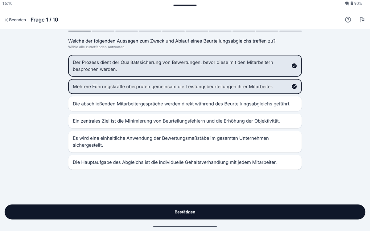 App-Screenshot auf dem Tablet: Frage mit Mehrfachauswahl zum Thema Beurteilungsabgleich – „Welche der folgenden Aussagen zum Zweck und Ablauf eines Beurteilungsabgleichs treffen zu?“