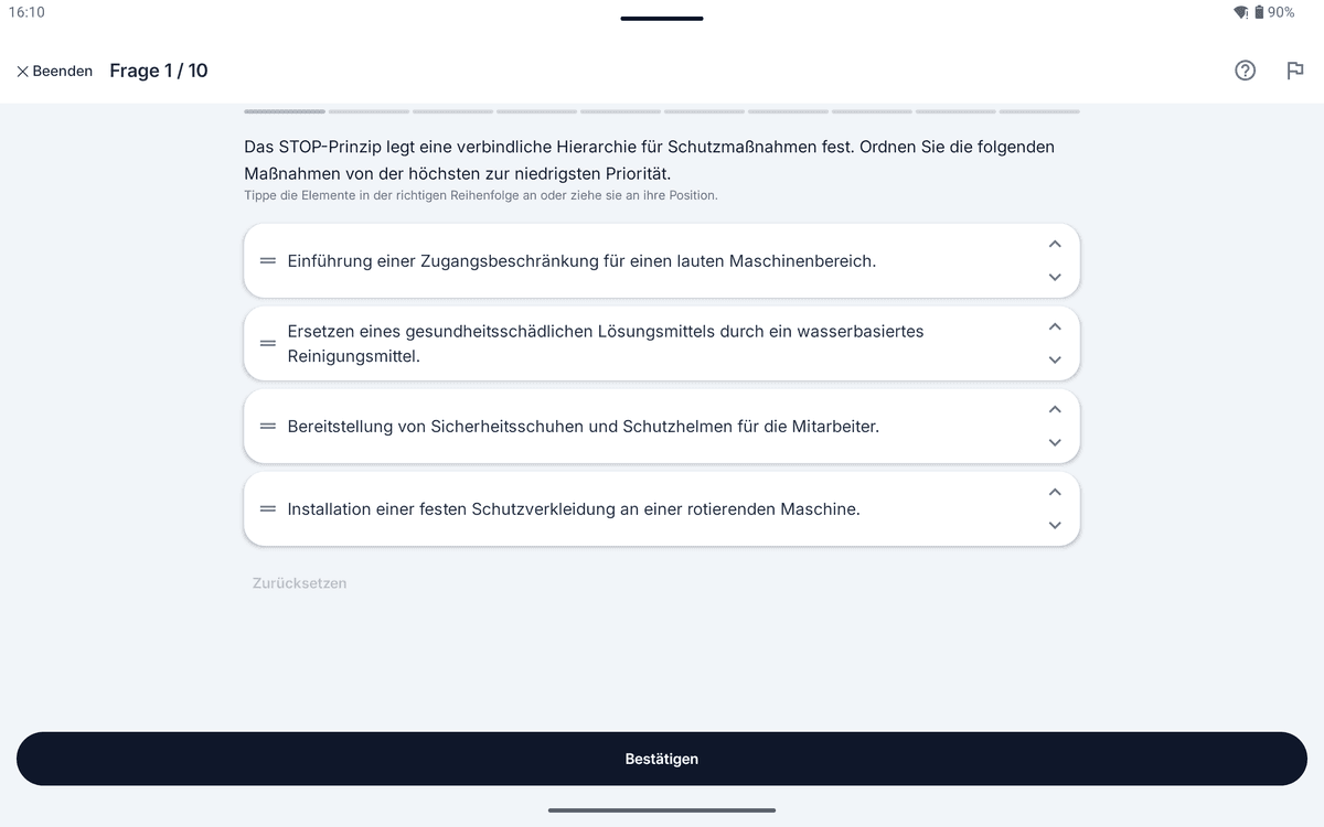 App-Screenshot auf dem Tablet: Sortieraufgabe zum Thema Gefährdungsbeurteilung – „Das STOP-Prinzip legt eine verbindliche Hierarchie für Schutzmaßnahmen fest.“