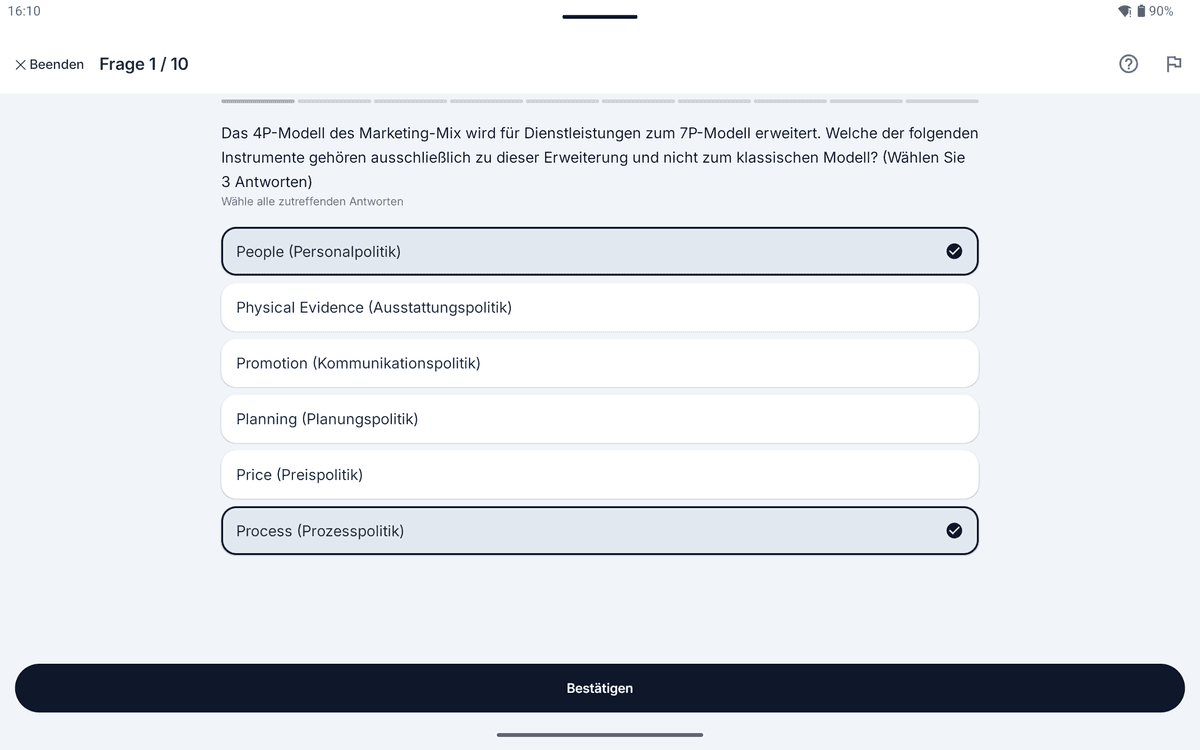 App-Screenshot auf dem Tablet: Frage mit Mehrfachauswahl zum Thema Marketing-Mix (4P/7P) – „Das 4P-Modell des Marketing-Mix wird für Dienstleistungen zum 7P-Modell erweitert.“