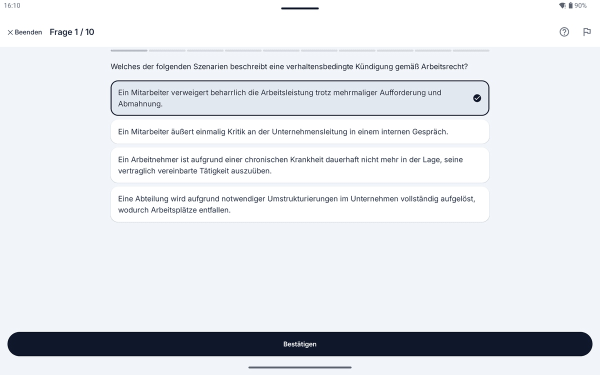 App-Screenshot auf dem Tablet: Auflösung mit Erklärung zum Thema Verhaltensbedingte Kündigung – „Welches der folgenden Szenarien beschreibt eine verhaltensbedingte Kündigung gemäß Arbeitsrecht?“