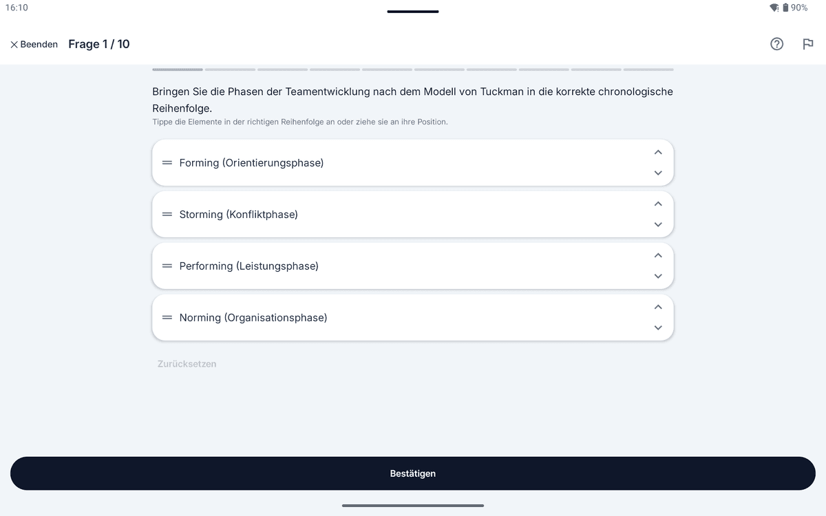 App-Screenshot auf dem Tablet: Sortieraufgabe zum Thema Gruppendynamik – „Bringen Sie die Phasen der Teamentwicklung nach dem Modell von Tuckman in die korrekte chronologische Reihenfolge.“