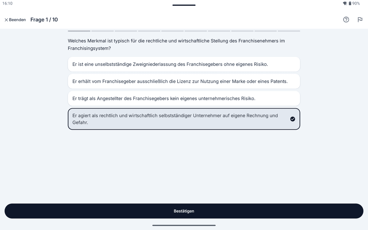 App-Screenshot auf dem Tablet: Multiple-Choice-Frage zum Thema Franchising – „Welches Merkmal ist typisch für die rechtliche und wirtschaftliche Stellung des Franchisenehmers im Franchisingsystem?“