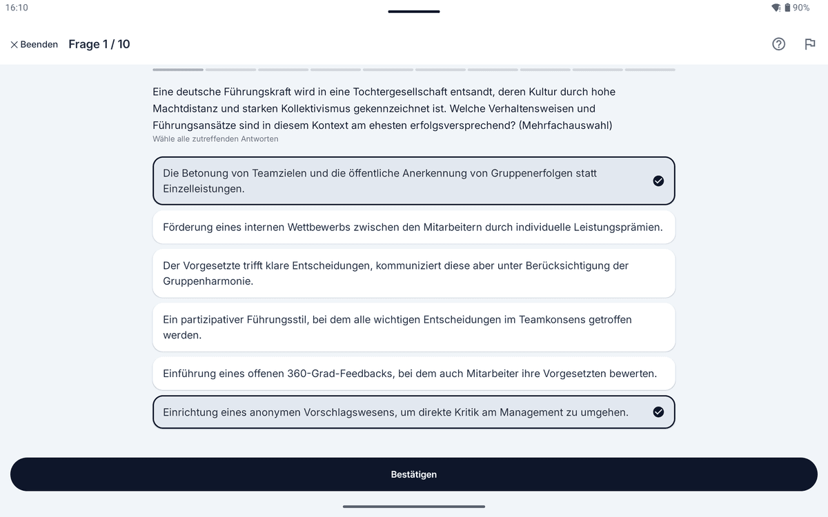 App-Screenshot auf dem Tablet: Frage mit Mehrfachauswahl zum Thema Kulturdimensionen nach Geert Hofstede – „Eine deutsche Führungskraft wird in eine Tochtergesellschaft entsandt, deren Kultur durch hohe Machtdistanz und…“