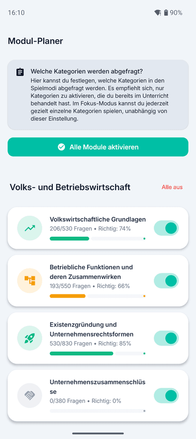 App-Screenshot auf dem Handy: der Modul-Planer mit den Kategorien des Fachs Volks- und Betriebswirtschaft, je mit gelernten Fragen und Richtig-Quote